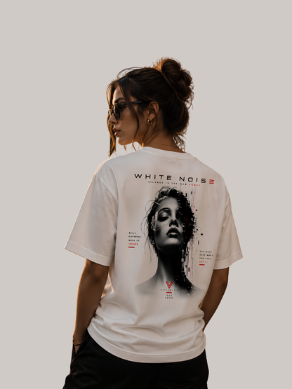 Rückansicht einer jungen Frau mit Dutt und Sonnenbrille im weißen VYFINITY Oversized T-Shirt mit großem „WHITE NOISE“-Backprint im modernen Glitch-Art-Design. Das Premium-Streetwear-Shirt wird in einer stilvollen Lifestyle-Aufnahme präsentiert und betont den lockeren Unisex-Fit sowie den auffälligen Rückenprint.