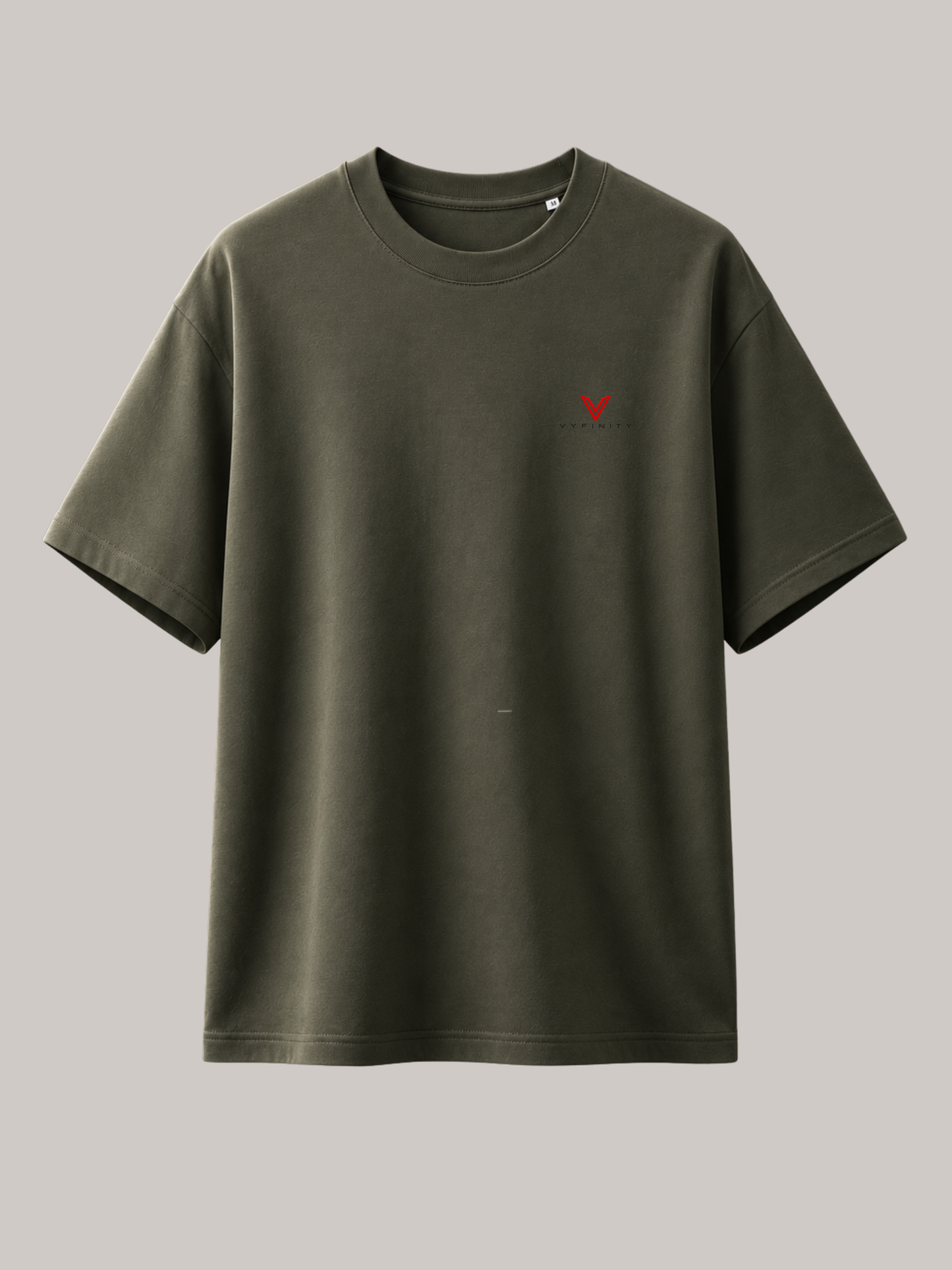 Vorderseite eines olivgrünen VYFINITY Oversized Unisex T-Shirts mit kleinem rotem VYFINITY-Logo auf der linken Brust. Minimalistisches Premium-Streetwear-Design aus hochwertiger Baumwolle mit modernem Relaxed Fit für Damen und Herren.