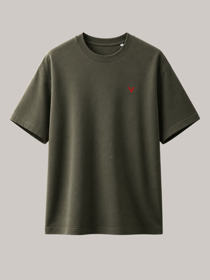 Vorderseite eines olivgrünen VYFINITY Oversized Unisex T-Shirts mit kleinem rotem VYFINITY-Logo auf der linken Brust. Minimalistisches Premium-Streetwear-Design aus hochwertiger Baumwolle mit modernem Relaxed Fit für Damen und Herren.
