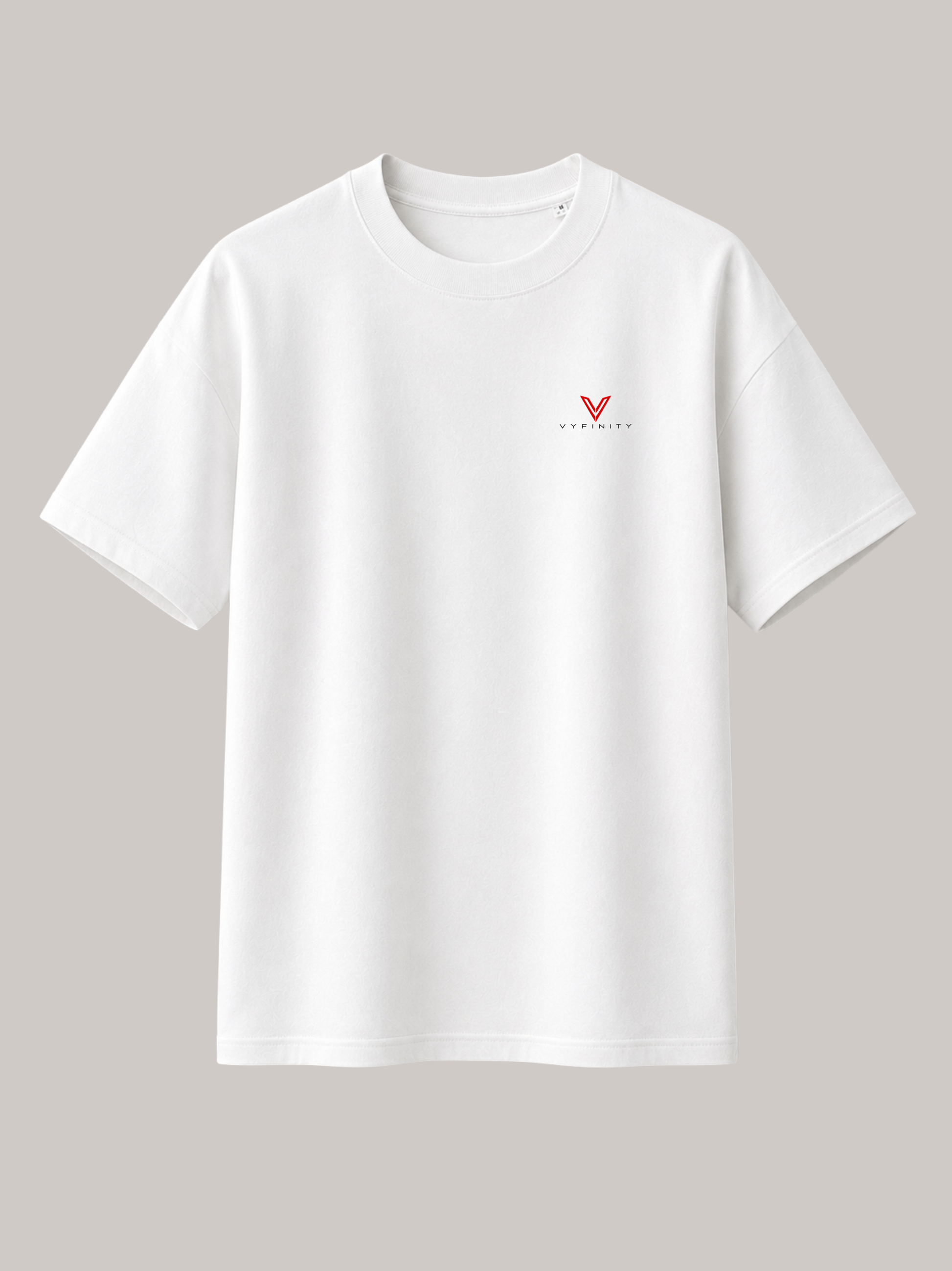 Weißes VYFINITY Oversized Unisex T-Shirt mit dezentem roten VYFINITY Logo auf der linken Brust. Das minimalistische Premium-Streetwear-Shirt überzeugt durch cleanes Design, lockere Passform, kurze Ärmel und hochwertige Verarbeitung auf neutralem Hintergrund.