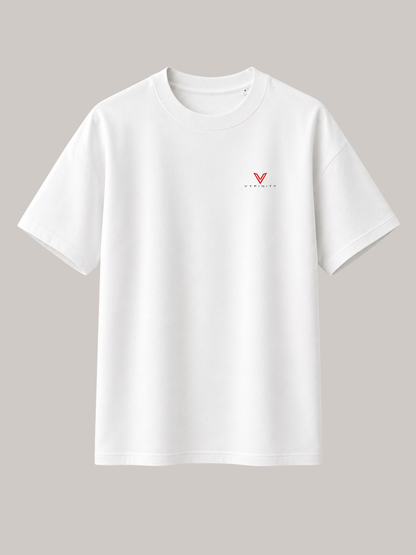 Weißes VYFINITY Oversized Unisex T-Shirt mit dezentem roten VYFINITY Logo auf der linken Brust. Das minimalistische Premium-Streetwear-Shirt überzeugt durch cleanes Design, lockere Passform, kurze Ärmel und hochwertige Verarbeitung auf neutralem Hintergrund.