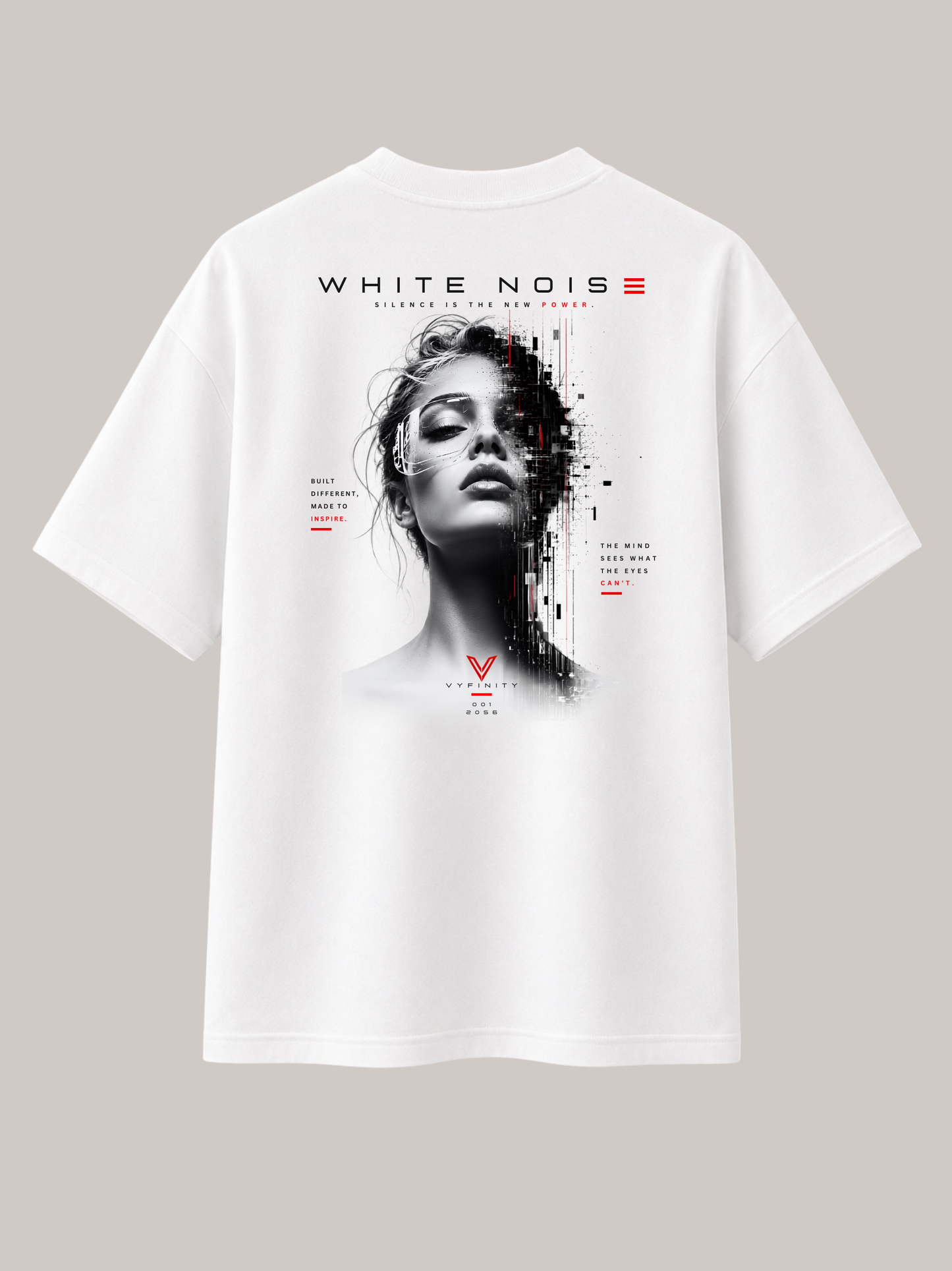 Rückseite eines weißen VYFINITY Oversized Unisex T-Shirts mit großem „WHITE NOISE“-Grafikprint. Modernes Schwarz-Weiß-Porträt mit digitalem Glitch-Effekt und roten Akzenten auf hochwertigem Premium-Streetwear-Shirt im minimalistischen Urban-Fashion-Design.