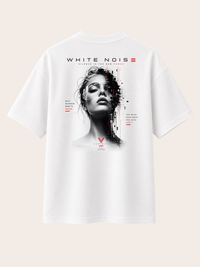 Weißes VYFINITY T-Shirt in Rückansicht mit großem „WHITE NOISE“-Grafikprint. Das Design zeigt ein kontrastreiches Frauenporträt mit digitalen Glitch-Elementen, schwarzer Typografie und gezielten roten Akzenten im futuristischen Streetwear-Stil.