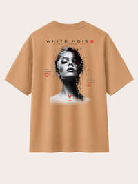 Beigefarbenes VYFINITY T-Shirt in Rückansicht mit großem „WHITE NOISE“-Backprint. Das Design zeigt ein schwarz-weißes Frauenporträt mit futuristischem Glitch-Effekt, roten Akzenten, typografischen Details und VYFINITY-Branding.
