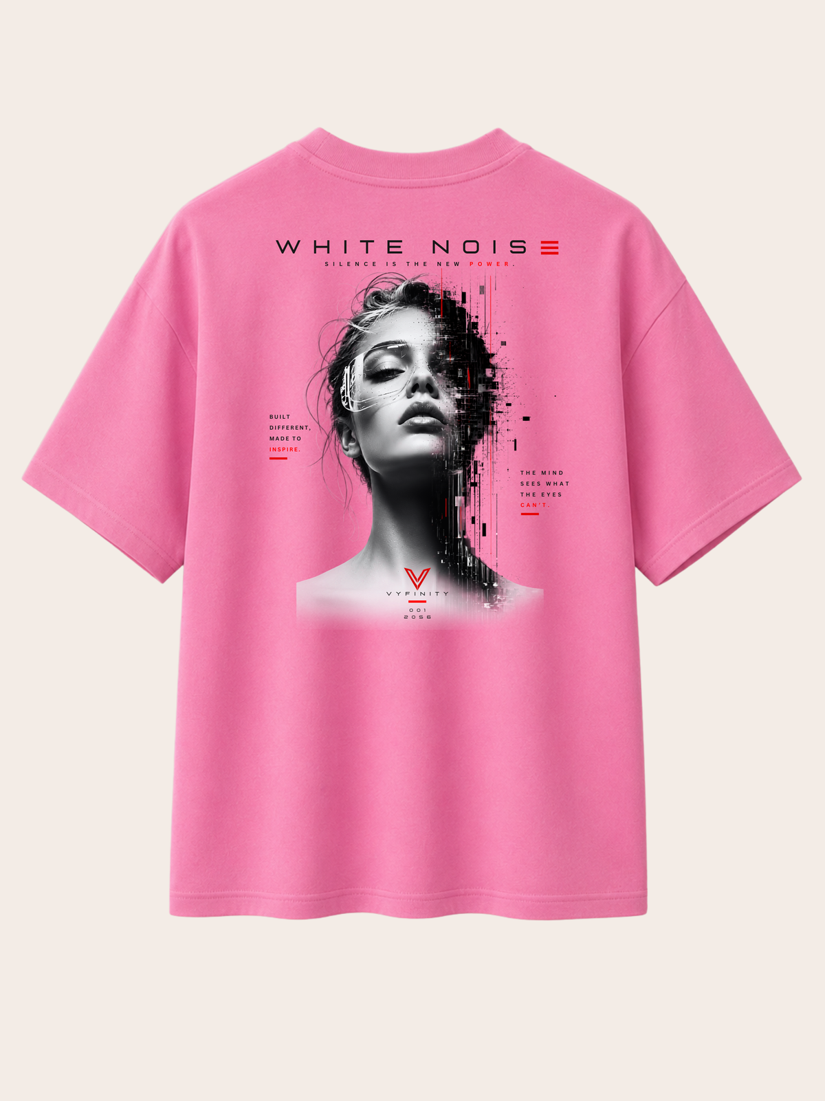 Pinkes VYFINITY T-Shirt in Rückansicht mit großem „WHITE NOISE“-Backprint. Das Design zeigt ein futuristisches schwarz-weißes Frauenporträt mit digitalem Glitch-Effekt, roten Akzenten und VYFINITY-Branding.