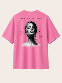 Pinkes VYFINITY T-Shirt in Rückansicht mit großem „WHITE NOISE“-Backprint. Das Design zeigt ein futuristisches schwarz-weißes Frauenporträt mit digitalem Glitch-Effekt, roten Akzenten und VYFINITY-Branding.