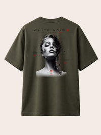 Olivgrünes VYFINITY T-Shirt in Rückansicht mit großem „WHITE NOISE“-Backprint. Das Motiv zeigt ein schwarz-weißes Frauenporträt mit futuristischem Glitch-Effekt, schwarzen und roten Designelementen sowie VYFINITY-Branding.