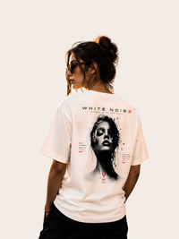 Frau in Rückansicht trägt ein weißes VYFINITY T-Shirt mit großem „WHITE NOISE“-Rückenprint. Das monochrome Porträtmotiv mit digitalen Glitch-Elementen und roten Akzenten verleiht dem Shirt einen modernen, futuristischen Streetwear-Look.