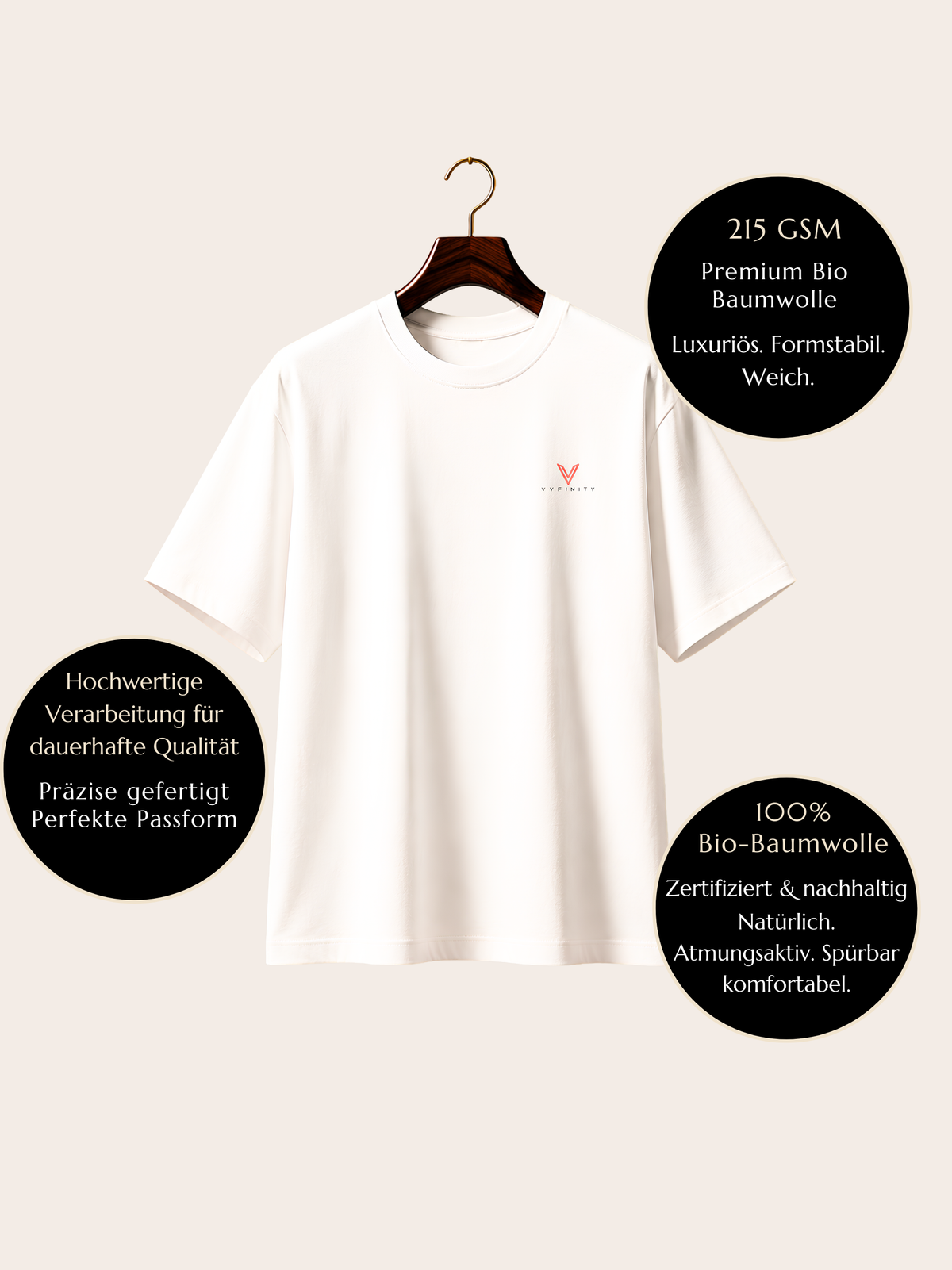 Weißes VYFINITY Premium-T-Shirt auf einem Holzbügel mit kleinem rot-schwarzem Brustlogo. Infografik nennt 215 GSM, 100 % Bio-Baumwolle, hochwertige Verarbeitung, formstabile Passform und weichen Tragekomfort.