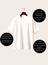 Weißes VYFINITY Premium-T-Shirt auf einem Holzbügel mit kleinem rot-schwarzem Brustlogo. Infografik nennt 215 GSM, 100 % Bio-Baumwolle, hochwertige Verarbeitung, formstabile Passform und weichen Tragekomfort.
