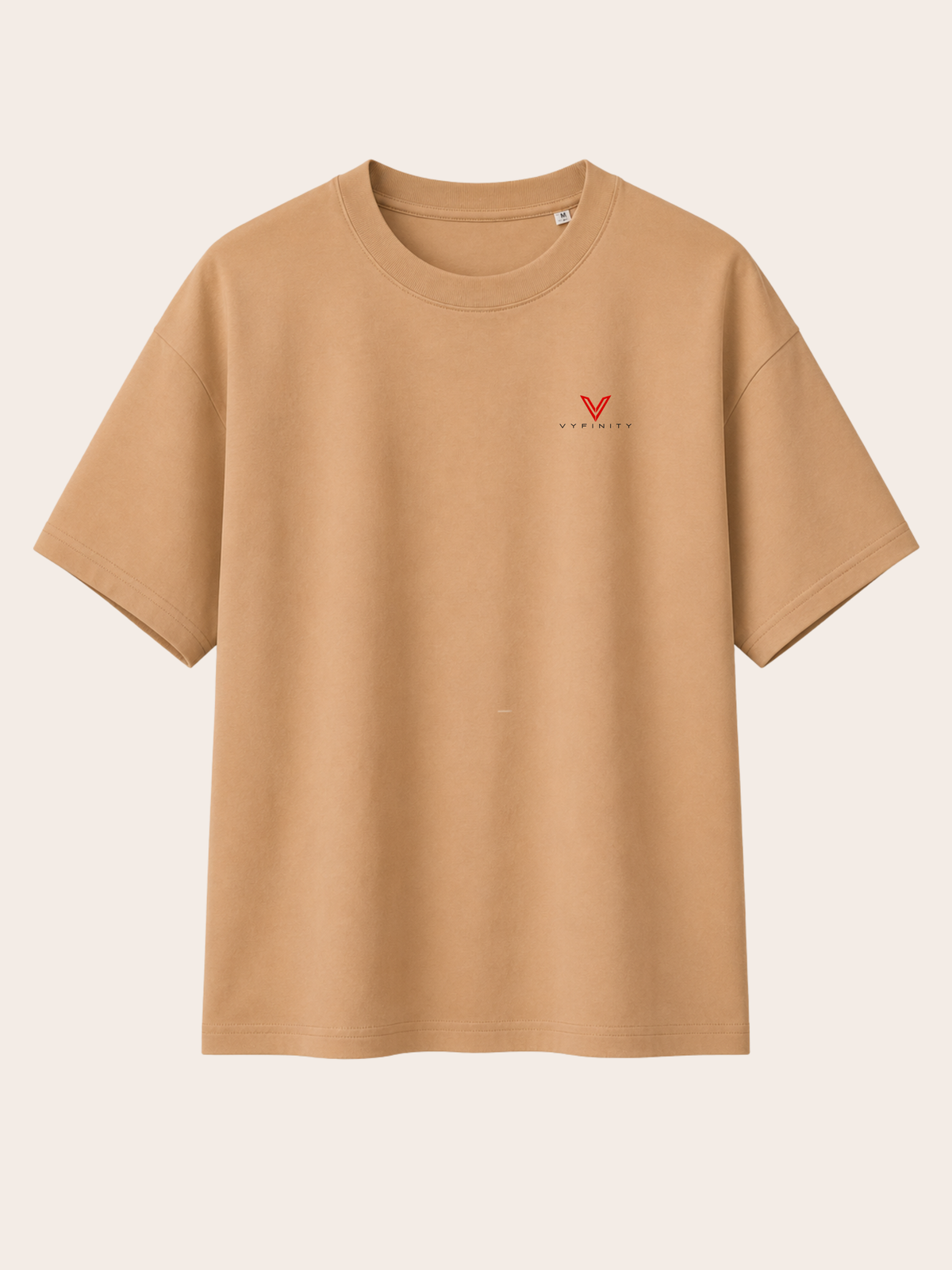 Beigefarbenes VYFINITY T-Shirt in Frontansicht mit kleinem roten VYFINITY-Logo auf der linken Brust. Minimalistisches Premium-Streetwear-Design mit Rundhalsausschnitt und lockerem Schnitt.