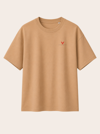 Beigefarbenes VYFINITY T-Shirt in Frontansicht mit kleinem roten VYFINITY-Logo auf der linken Brust. Minimalistisches Premium-Streetwear-Design mit Rundhalsausschnitt und lockerem Schnitt.