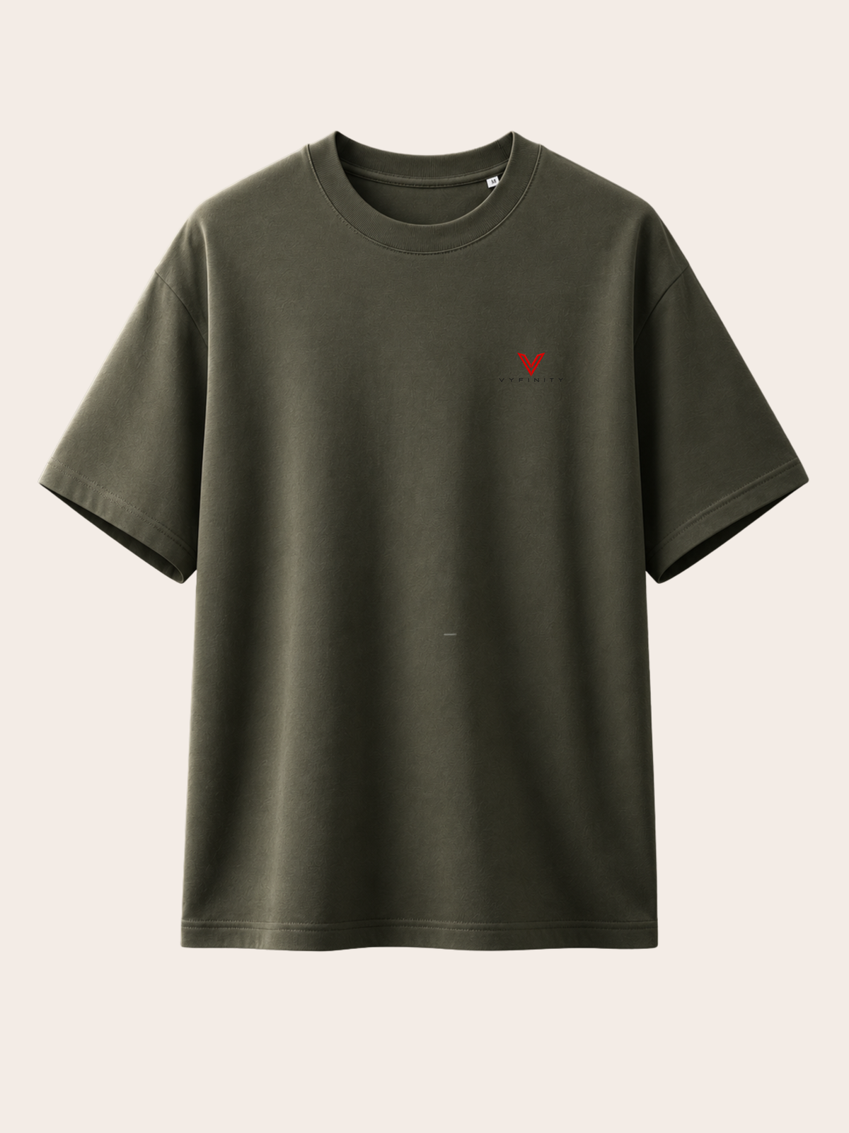Olivgrünes VYFINITY T-Shirt in Frontansicht mit kleinem roten VYFINITY-Logo auf der linken Brust. Minimalistisches Premium-Streetwear-Shirt mit Rundhalsausschnitt und lockerem Schnitt.