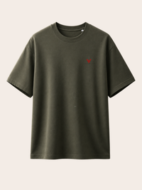 Olivgrünes VYFINITY T-Shirt in Frontansicht mit kleinem roten VYFINITY-Logo auf der linken Brust. Minimalistisches Premium-Streetwear-Shirt mit Rundhalsausschnitt und lockerem Schnitt.