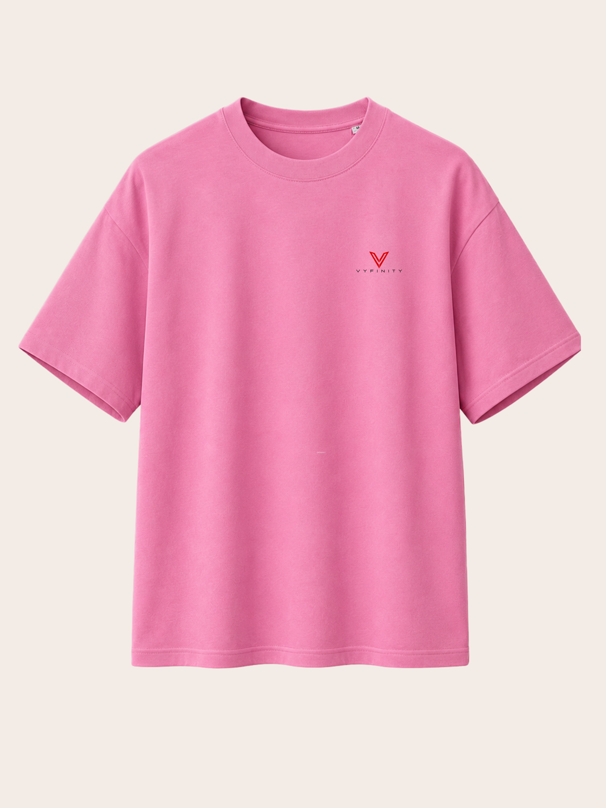 Pinkes VYFINITY T-Shirt in Frontansicht mit kleinem rot-schwarzem VYFINITY-Logo auf der linken Brust. Minimalistisches Premium-Streetwear-Design mit Rundhalsausschnitt und lockerem Schnitt.