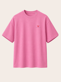 Pinkes VYFINITY T-Shirt in Frontansicht mit kleinem rot-schwarzem VYFINITY-Logo auf der linken Brust. Minimalistisches Premium-Streetwear-Design mit Rundhalsausschnitt und lockerem Schnitt.