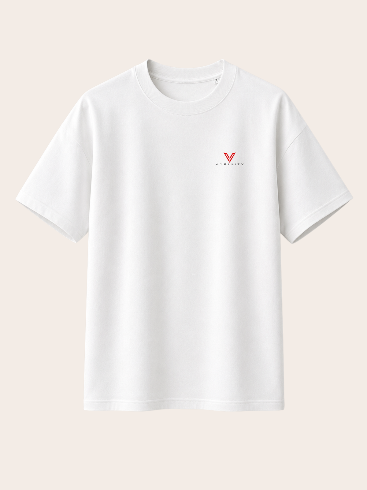 Weißes VYFINITY T-Shirt in Frontansicht mit kleinem rot-schwarzem VYFINITY-Logo auf der linken Brust. Minimalistisches Premium-Streetwear-Design mit cleanem Schnitt und klassischem Rundhalsausschnitt.