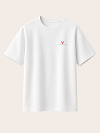 Weißes VYFINITY T-Shirt in Frontansicht mit kleinem rot-schwarzem VYFINITY-Logo auf der linken Brust. Minimalistisches Premium-Streetwear-Design mit cleanem Schnitt und klassischem Rundhalsausschnitt.