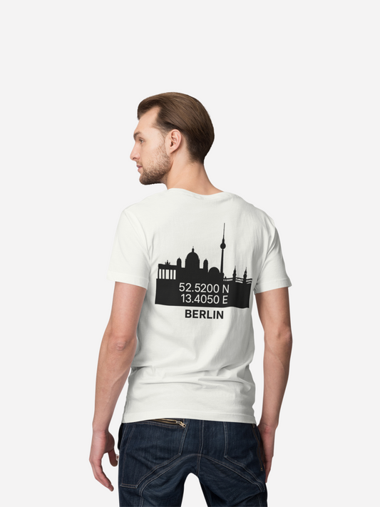 Weißes Berlin Skyline T-Shirt mit schwarzen Koordinaten 52.5200°N 13.4050°E und stilisierter Stadtsilhouette auf der Rückseite – Moderner Unisex Look für Berlin Fans