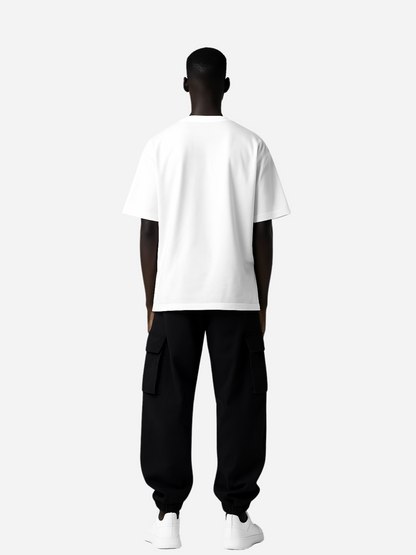 Rückansicht eines weißen Oversized T-Shirts ohne Print, getragen von schwarzem Mann mit schwarzer Cargo-Hose und weißen Sneakern