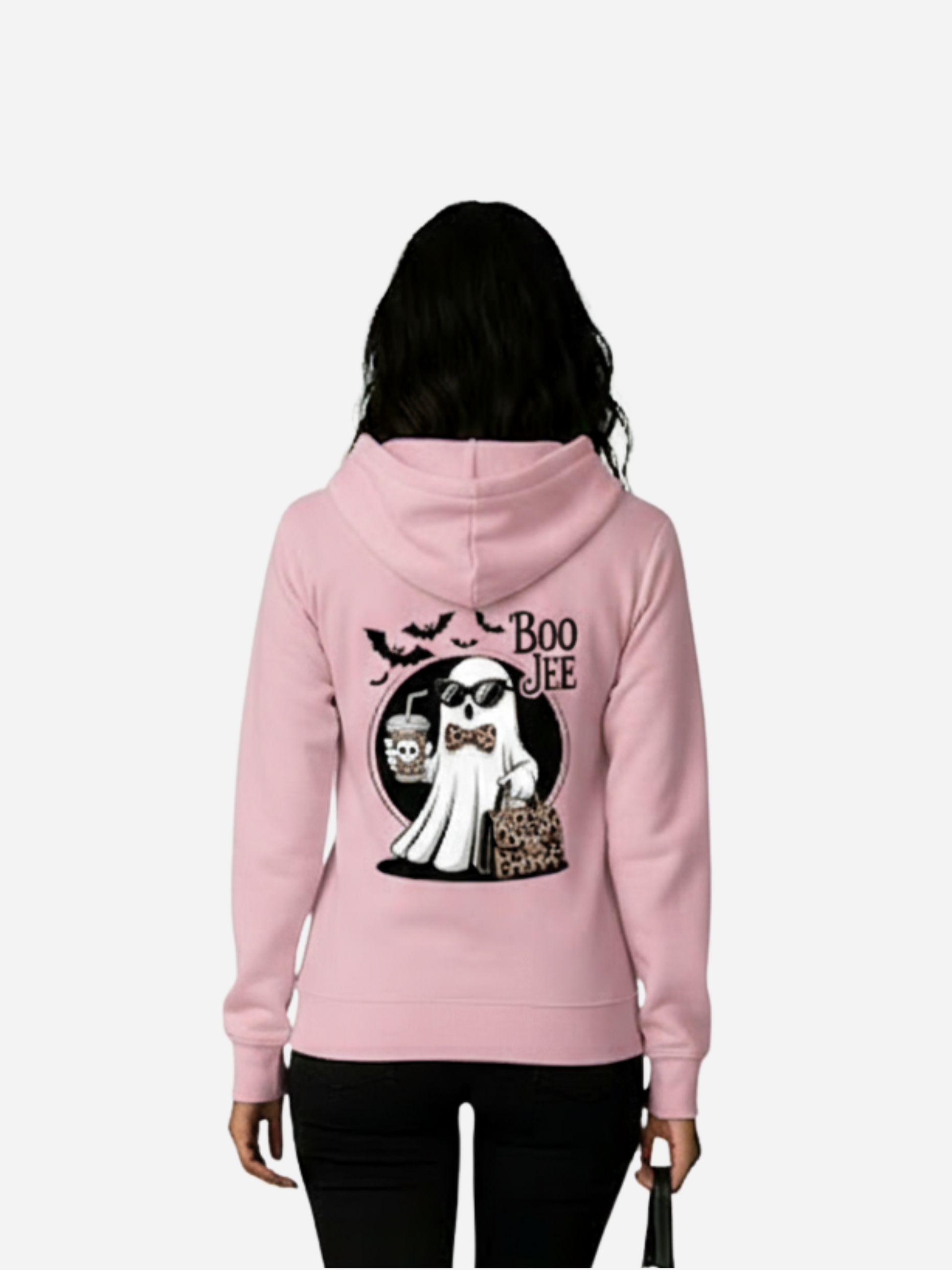 Damen Hoodie in Rosa mit Rückendruck: Boo Jee Geist mit Sonnenbrille, Leoparden-Tasche und Getränk, darüber fliegende Fledermäuse und Schriftzug Boo Jee.