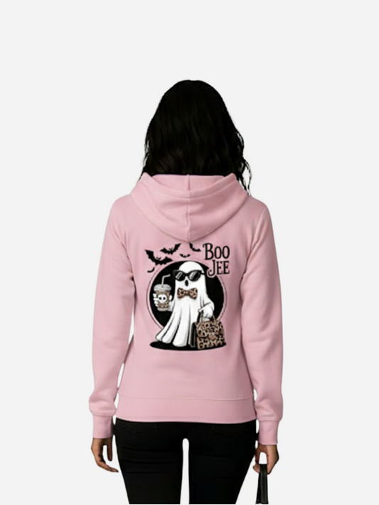 Damen Hoodie in Rosa mit Rückendruck: Boo Jee Geist mit Sonnenbrille, Leoparden-Tasche und Getränk, darüber fliegende Fledermäuse und Schriftzug Boo Jee.