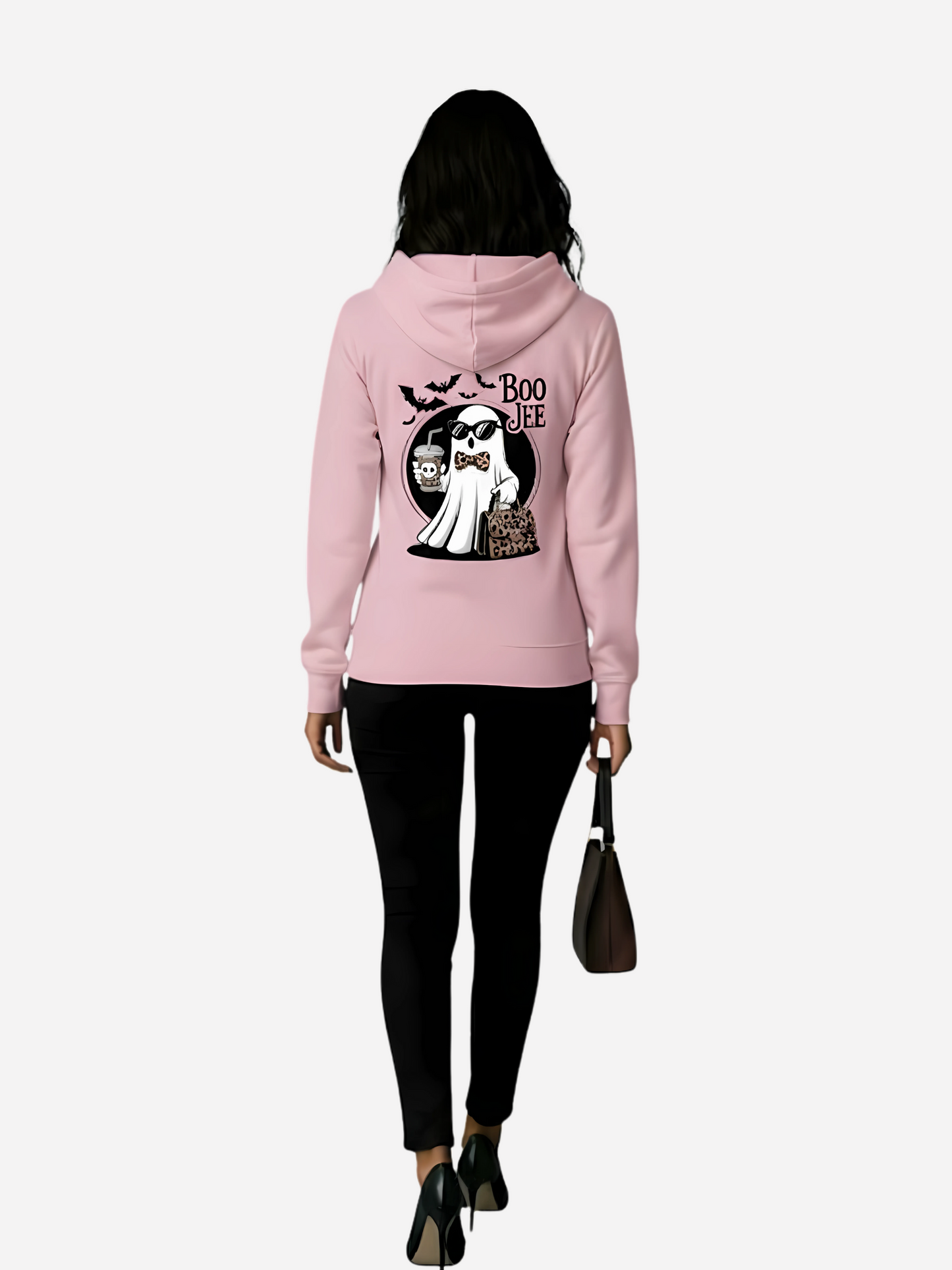 Rosa Hoodie mit Rückendruck: Boo Jee Geist mit Sonnenbrille, Schleife und Leoparden-Tasche, dazu Fledermäuse und Schriftzug Boo Jee.