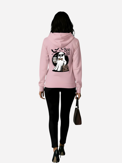 Rosa Hoodie mit Rückendruck: Boo Jee Geist mit Sonnenbrille, Schleife und Leoparden-Tasche, dazu Fledermäuse und Schriftzug Boo Jee.