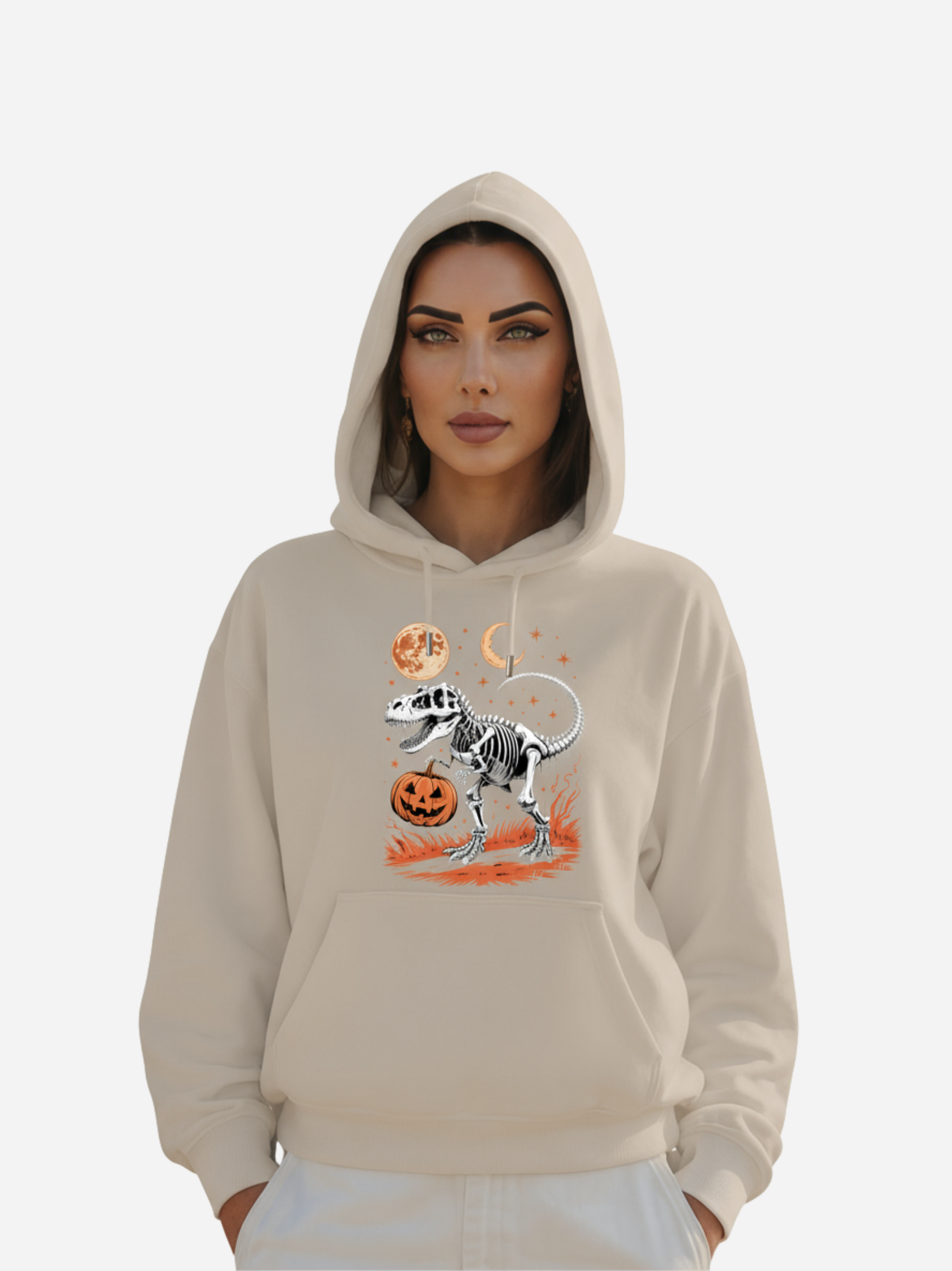 Frau trägt beigefarbenen Halloween Hoodie mit T-Rex-Skelett, Kürbis, Mond und Sternen Design.