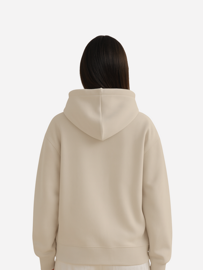 Frau von hinten in beigefarbenem Hoodie, Rückseite ohne Aufdruck sichtbar.