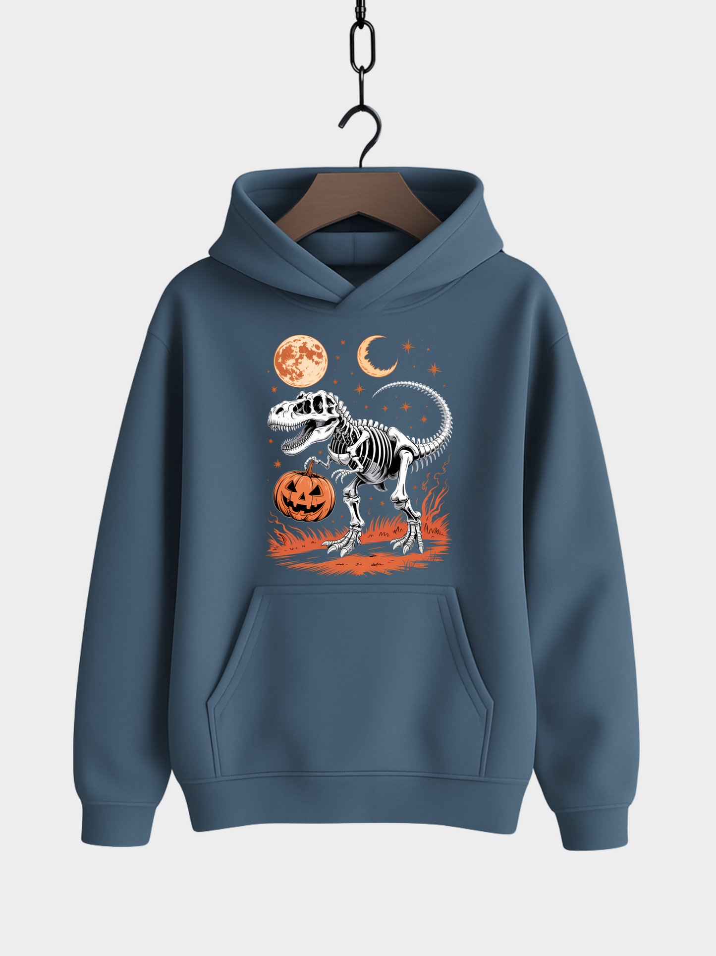 Blauer Halloween Hoodie auf Kleiderbügel mit T-Rex-Skelett Motiv, orangem Kürbis, Vollmond, Halbmond und Sternen.