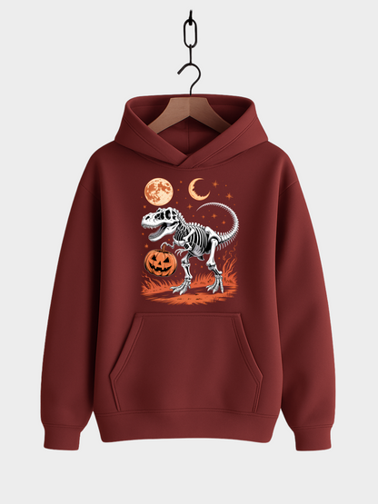 Roter Halloween Hoodie auf Kleiderbügel mit T-Rex-Skelett Motiv, orangem Kürbis, Vollmond, Halbmond und Sternen.