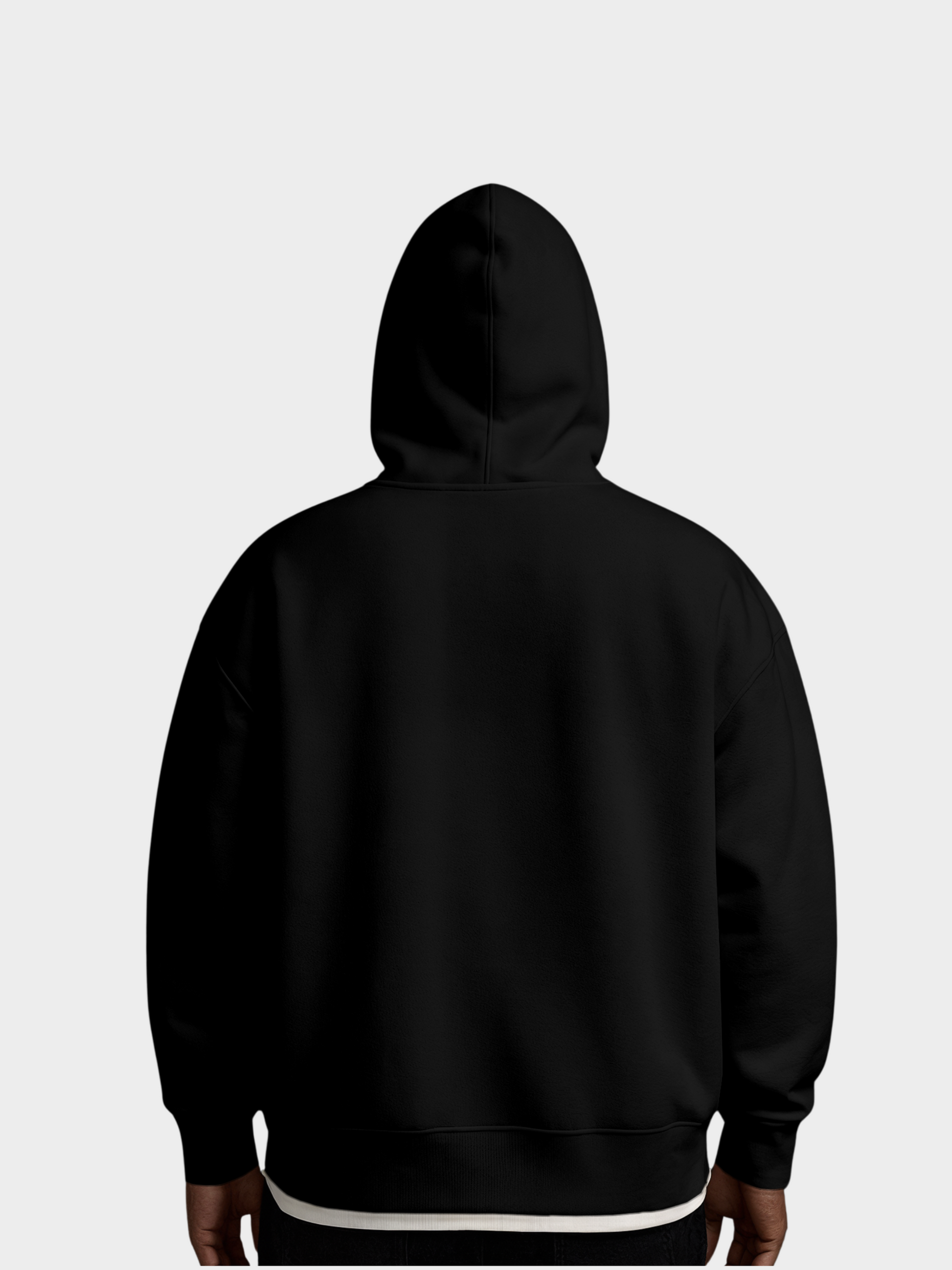 Schwarzer Hoodie von hinten gesehen, getragen von einem Model. Schlichtes, minimalistisches Design ohne Rückendruck, Kapuze und lockere Passform für urbanen Streetwear-Look.
