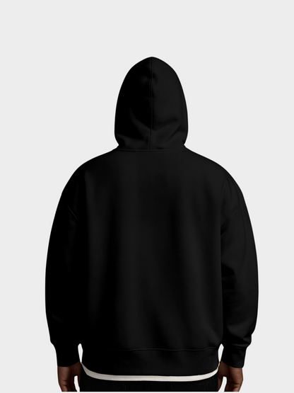 Schwarzer Hoodie von hinten gesehen, getragen von einem Model. Schlichtes, minimalistisches Design ohne Rückendruck, Kapuze und lockere Passform für urbanen Streetwear-Look.