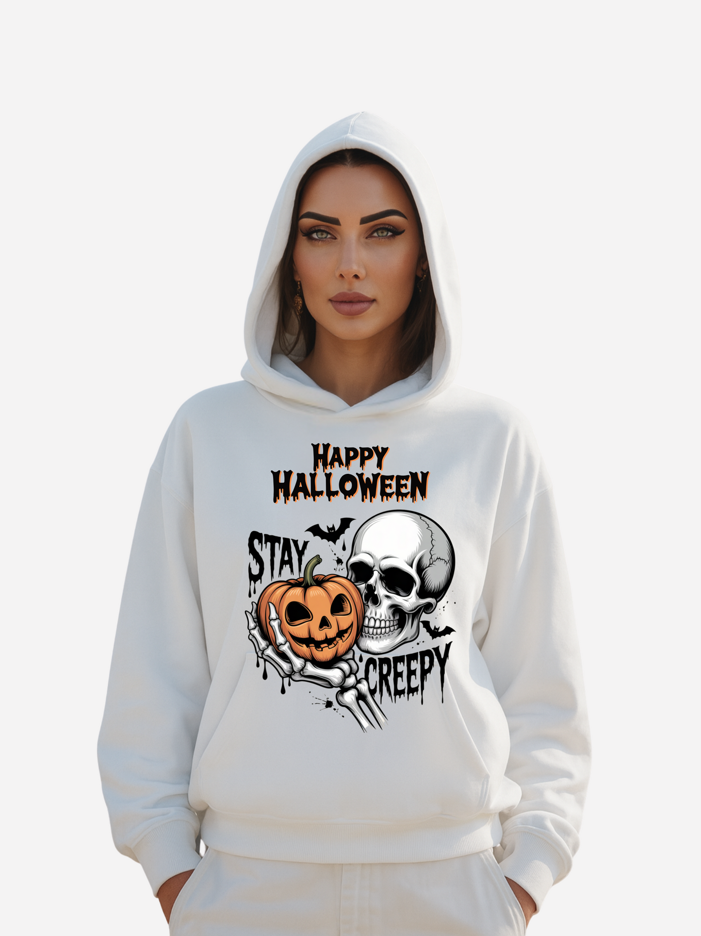 Weißer Halloween Hoodie mit Totenkopf und Skelett-Hand, die einen Kürbis hält. Schriftzug Happy Halloween und Stay Creepy im gruseligen Stil. Trendige Halloween Streetwear für Damen und Herren.