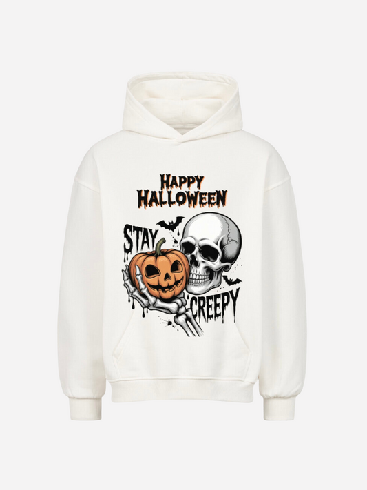 Weißer Halloween Hoodie mit Totenkopf und Kürbis-Motiv. Skeletthand hält Kürbis, Schriftzug Happy Halloween und Stay Creepy. Gruselige Streetwear für Damen und Herren.