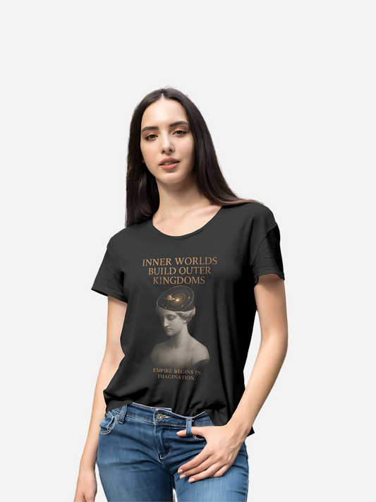 Schwarzes T-Shirt mit goldener Statue und Text Inner Worlds Build Outer Kingdoms