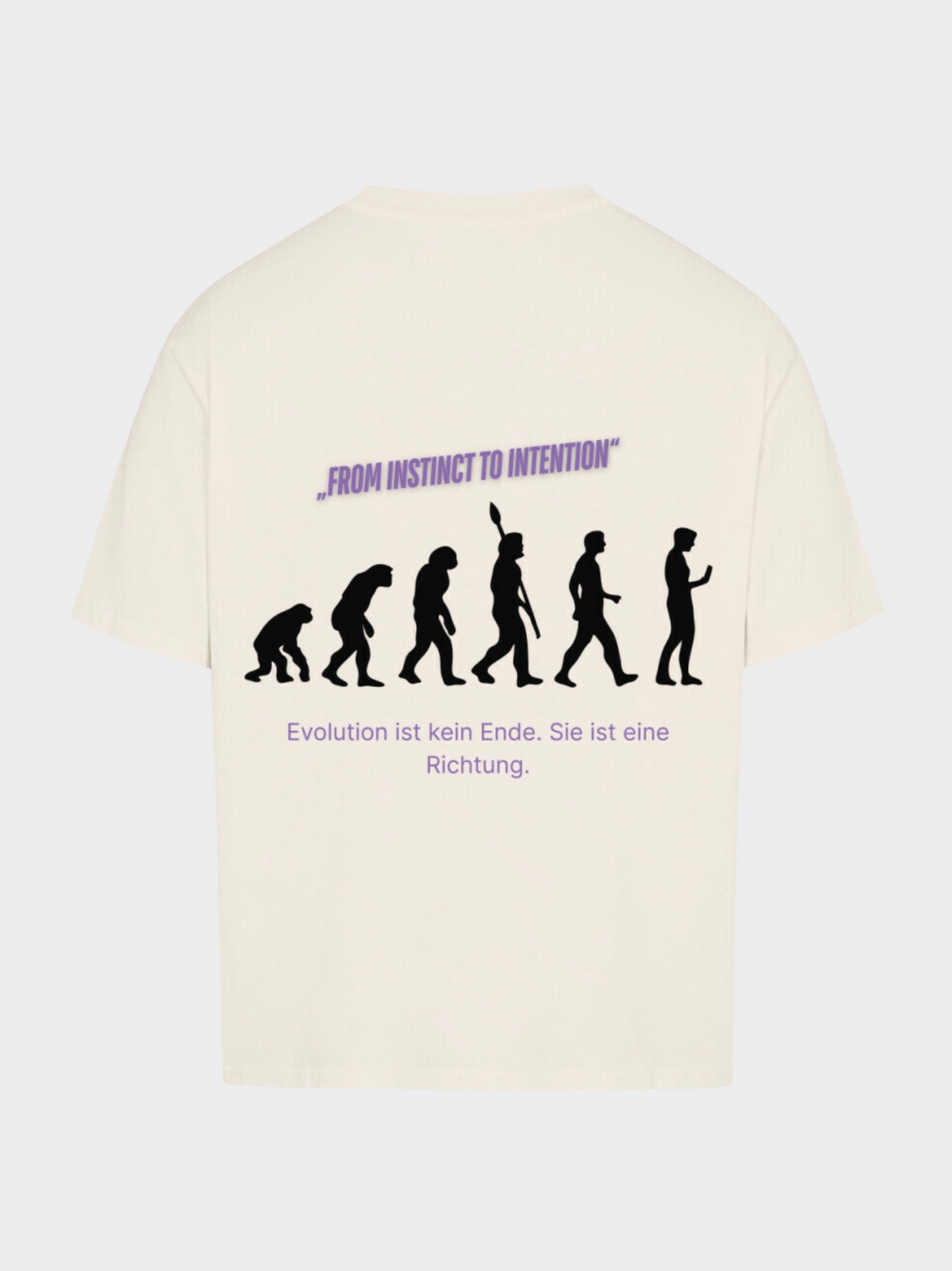 Oversized T-Shirt in Beige mit großem Rückenprint. Schwarze Silhouetten zeigen die Evolution vom Affen zum modernen Menschen. Darüber violetter Schriftzug „FROM INSTINCT TO INTENTION“, darunter der deutsche Text „Evolution ist kein Ende. Sie ist eine Richtung.“ Streetwear mit philosophischem Design.