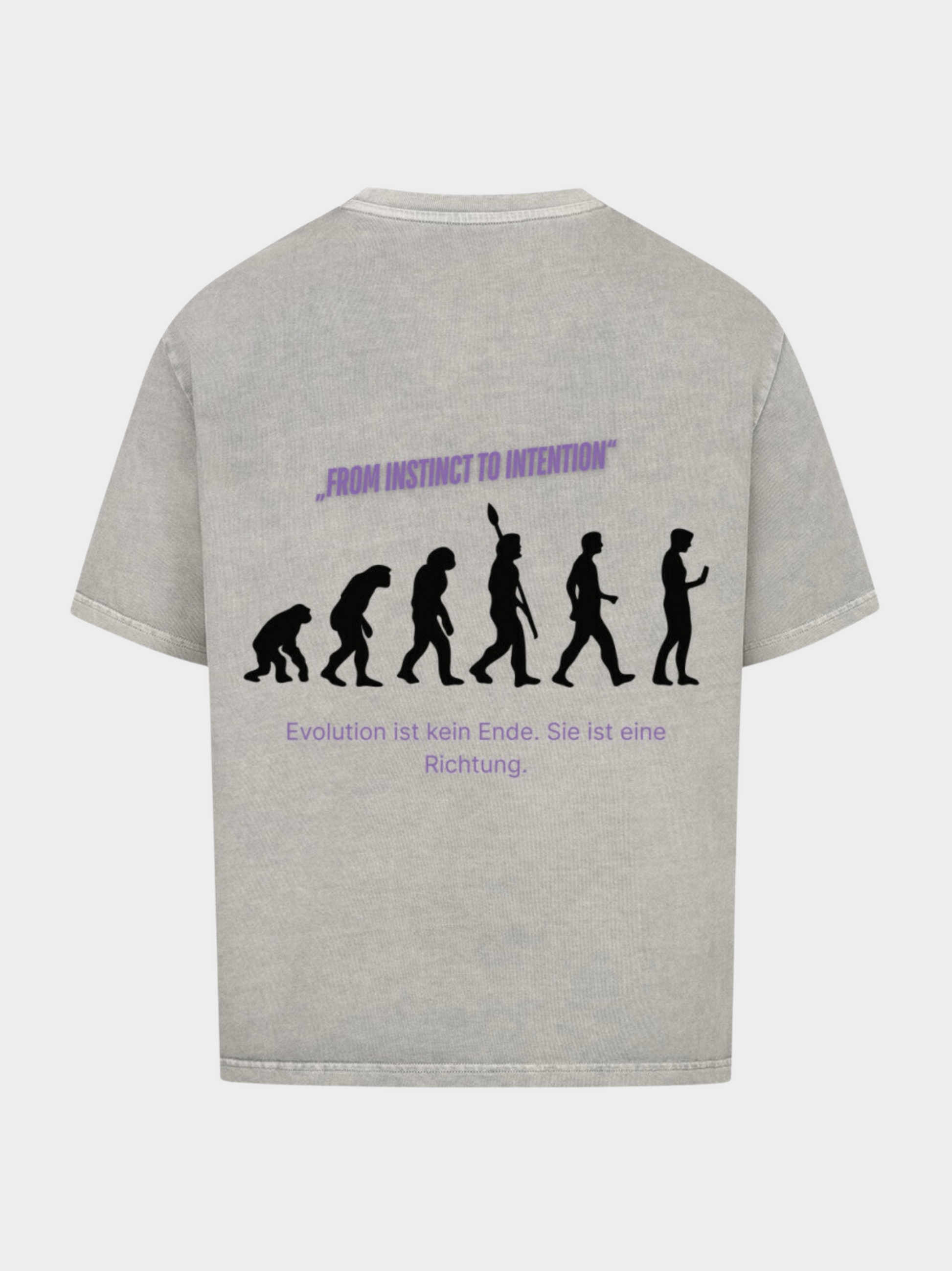 Oversized T-Shirt in Vintage-Grau mit großem Rückendesign. Schwarze Evolution-Silhouette vom Affen bis zum modernen Menschen, darüber der lila Schriftzug „FROM INSTINCT TO INTENTION“ und darunter der deutsche Text „Evolution ist kein Ende. Sie ist eine Richtung.“ Streetwear-Design mit starkem Statement.