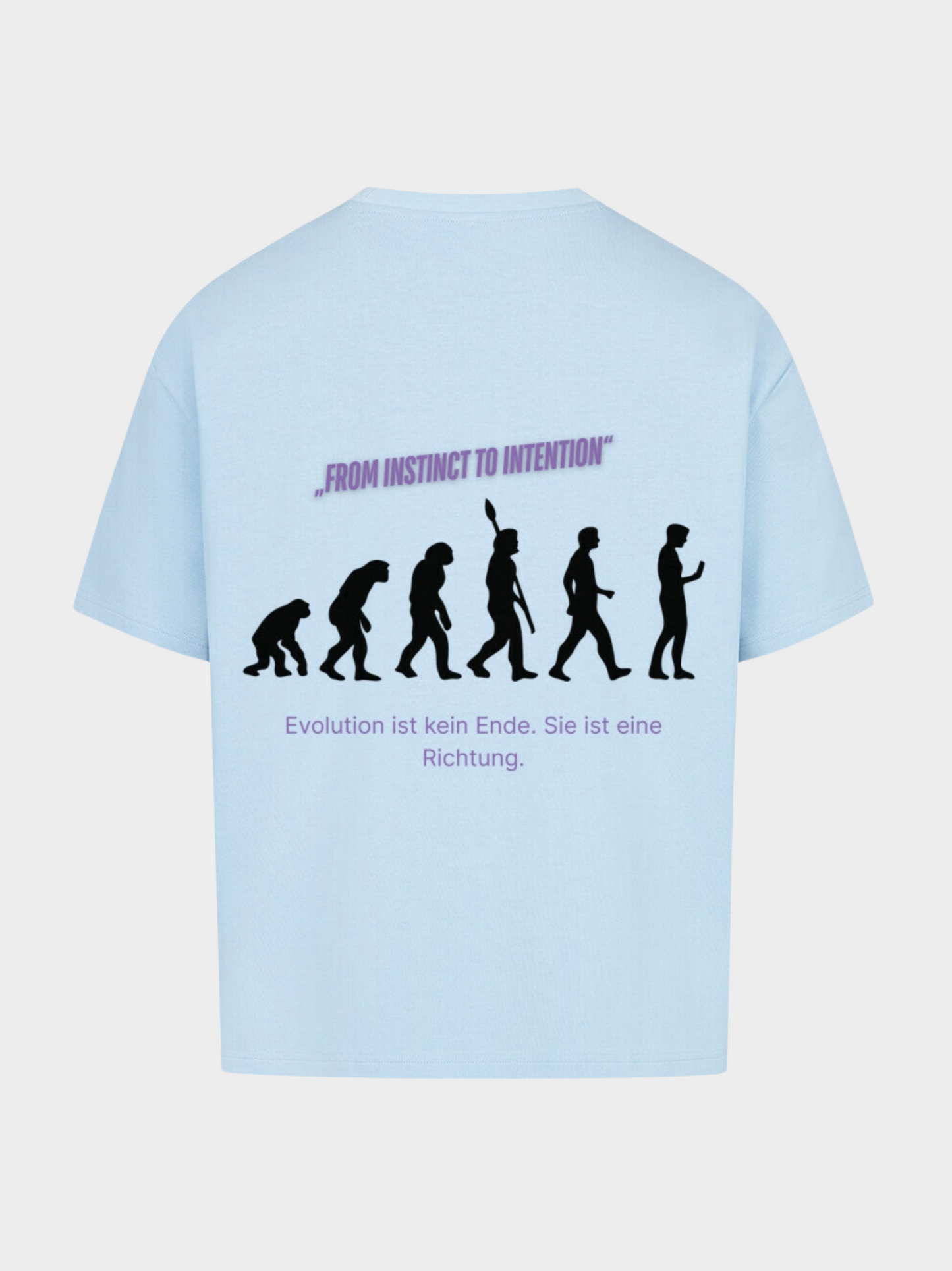 Oversized T-Shirt in Hellblau mit großem Rückenprint. Der Aufdruck zeigt die Evolution des Menschen als schwarze Silhouettenreihe, kombiniert mit dem violetten Spruch „FROM INSTINCT TO INTENTION“. Darunter steht: „Evolution ist kein Ende. Sie ist eine Richtung.“ Moderner Streetwear-Style mit Statement-Print.