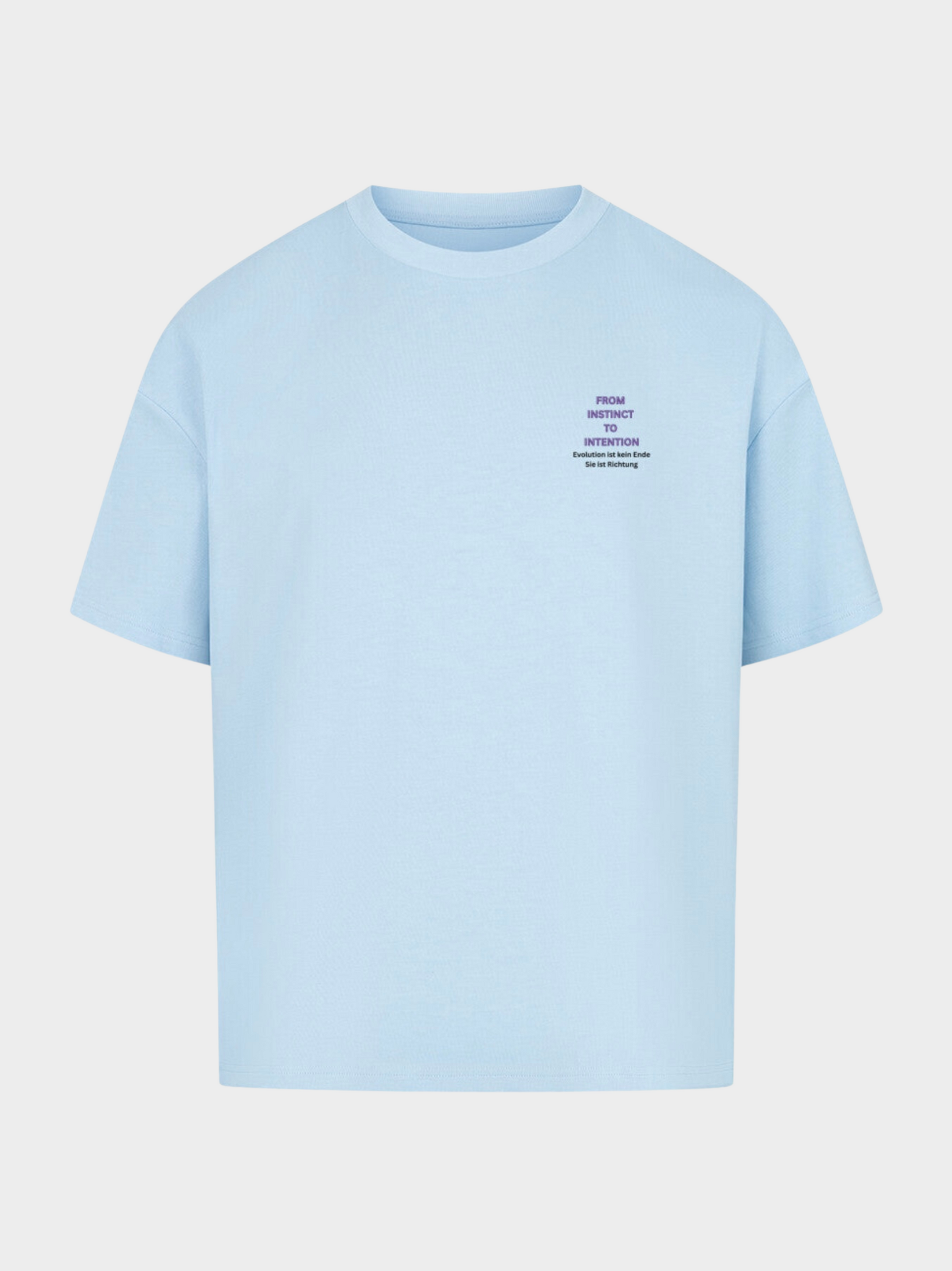 Oversized T-Shirt in Hellblau mit kleinem Print auf der linken Brust. Der Aufdruck zeigt den violetten Schriftzug „FROM INSTINCT TO INTENTION“ mit dem Zusatz „Evolution ist kein Ende. Sie ist eine Richtung.“ Minimalistisches Design auf lockerem Oversized-Schnitt, ideal für Streetwear-Looks.