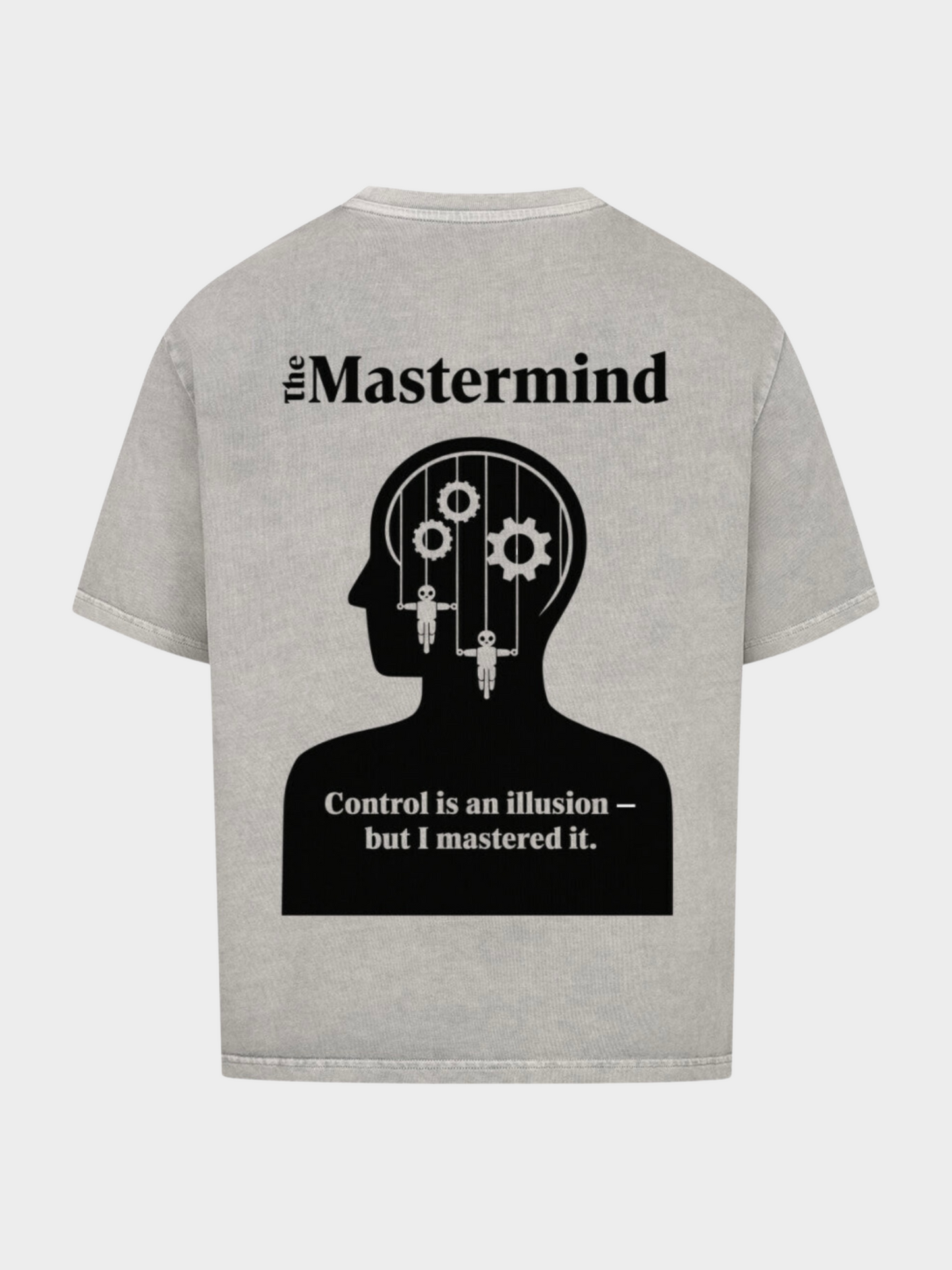 Oversized T-Shirt in Grau, Rückseite. Großes schwarzes Mastermind-Motiv mit Silhouette eines Kopfes, Zahnrädern und Marionetten-Figuren im Inneren. Darüber der Schriftzug „The Mastermind“, unten der Slogan: „Control is an illusion – but I mastered it.“ Modernes Streetwear-Shirt im urbanen Style.