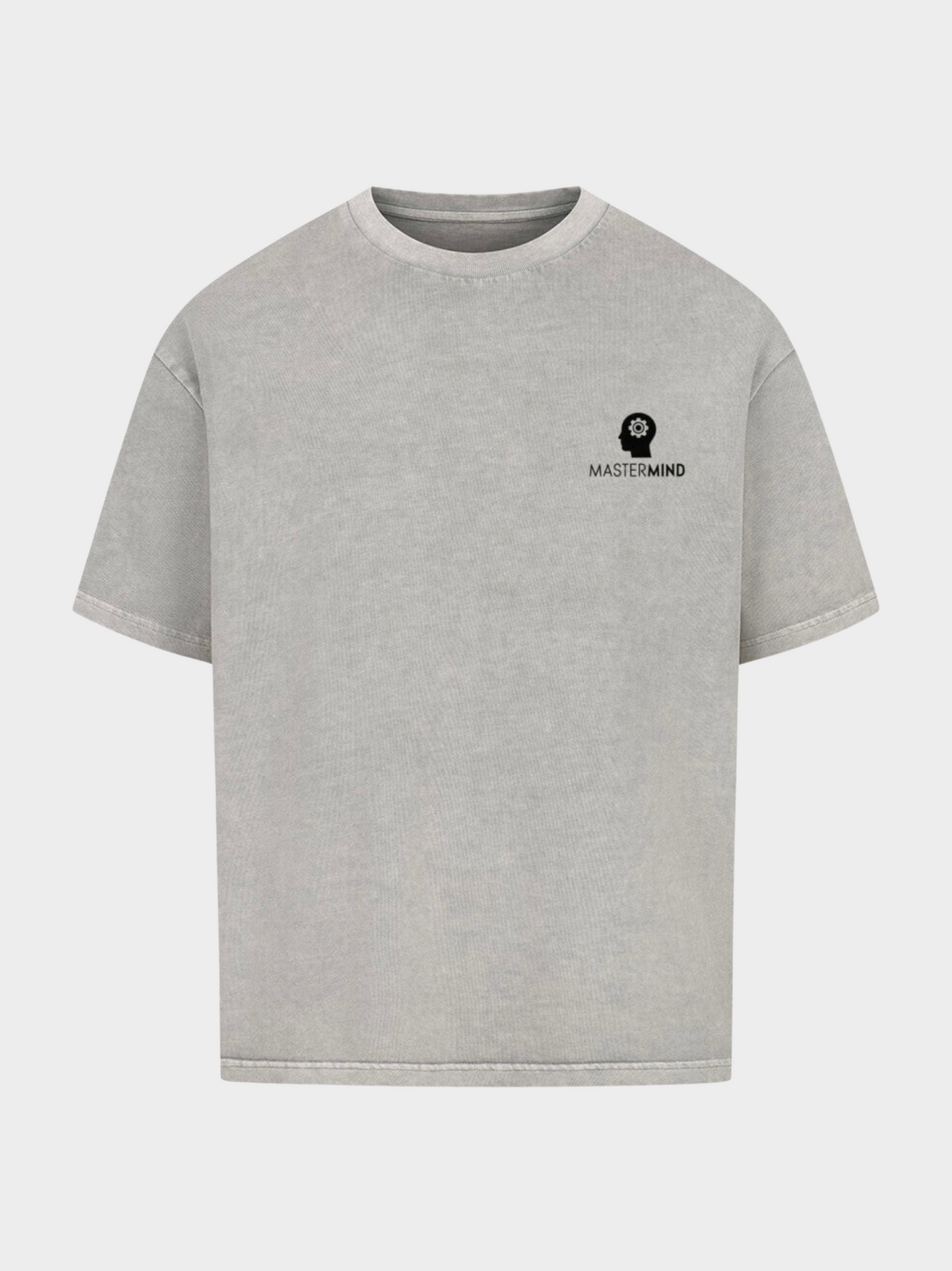 Oversized T-Shirt in Grau, Vorderseite. Dezentes Mastermind-Logo mit schwarzer Kopf-Silhouette und Zahnrädern auf der linken Brust, darunter der Schriftzug „Mastermind“. Moderner Streetwear-Style mit minimalistischem Print, perfekt für einen urbanen Look.