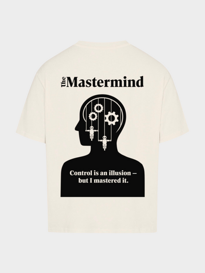 Oversized T-Shirt in Off-White, Rückansicht. Großes schwarzes Print-Motiv mit Kopf-Silhouette, Zahnrädern und Puppenfiguren, darüber der Schriftzug „The Mastermind“. Unten der Text: „Control is an illusion – but I mastered it.“ Moderner Streetwear-Look mit starkem Statement-Print.