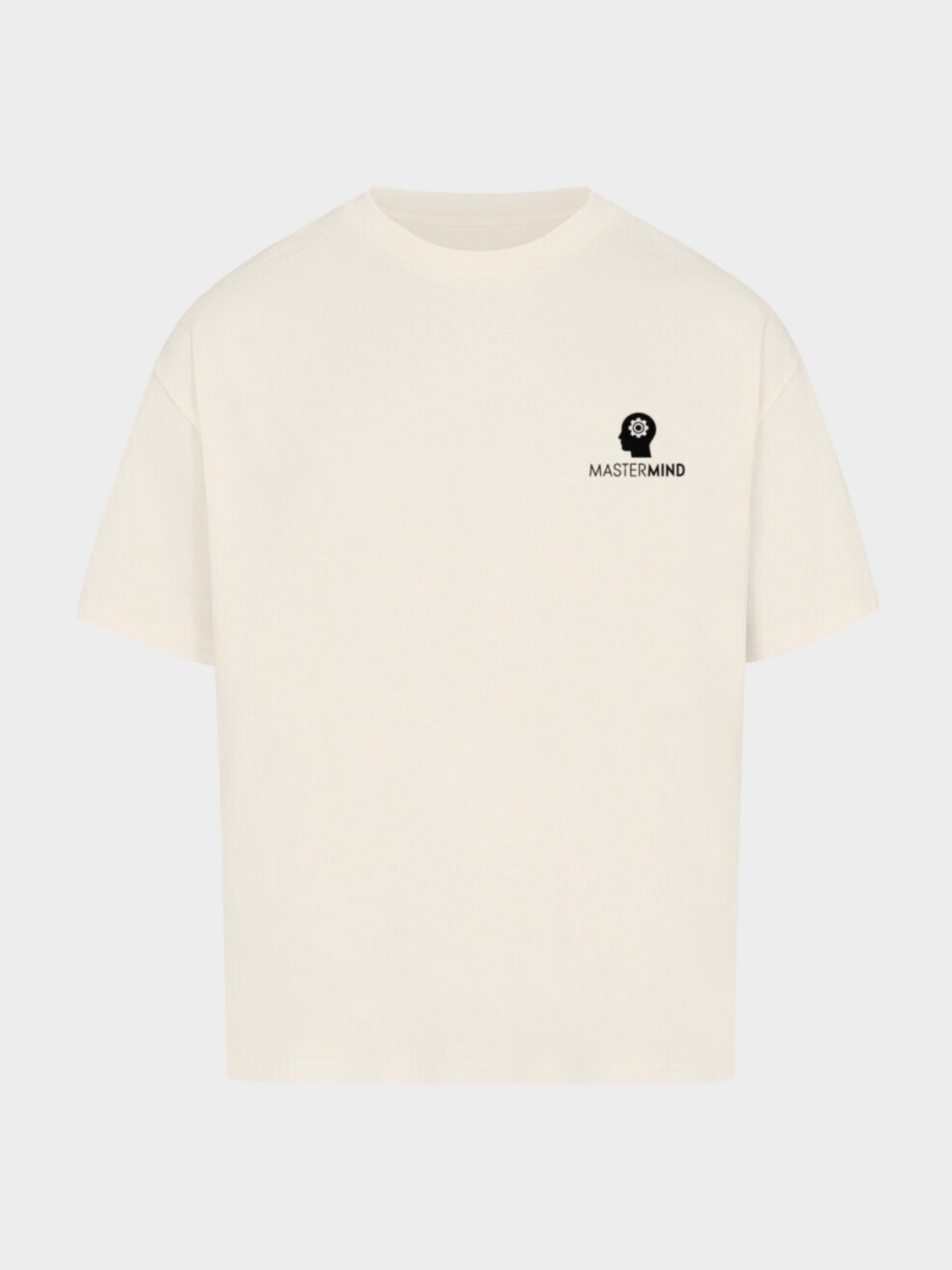 Oversized T-Shirt in Off-White, Vorderansicht. Minimalistisches Design mit kleinem schwarzen Logo links auf der Brust: Kopf-Silhouette mit Zahnrad im Inneren und Schriftzug „MASTERMIND“ darunter. Moderner, schlichter Streetwear-Stil.