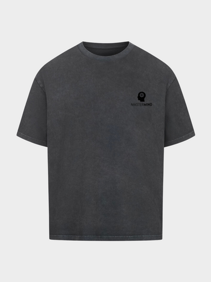 Oversized T-Shirt in Vintage Black, Vorderansicht. Auf der Brust dezentes schwarzes Logo mit Kopf-Silhouette, Zahnrädern und Schriftzug „Mastermind“. Moderner Streetwear-Look im washed-out Design für einen lässigen, urbanen Style.