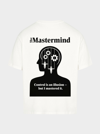 Oversized T-Shirt in Weiß, Rückansicht. Großes grafisches Motiv: Schwarze Kopf-Silhouette mit Zahnrädern und Puppenfäden im Inneren, symbolisch für Kontrolle und Manipulation. Darüber der Text „The Mastermind“, darunter der Spruch „Control is an illusion – but I mastered it.“ in Weiß auf schwarzem Hintergrund.