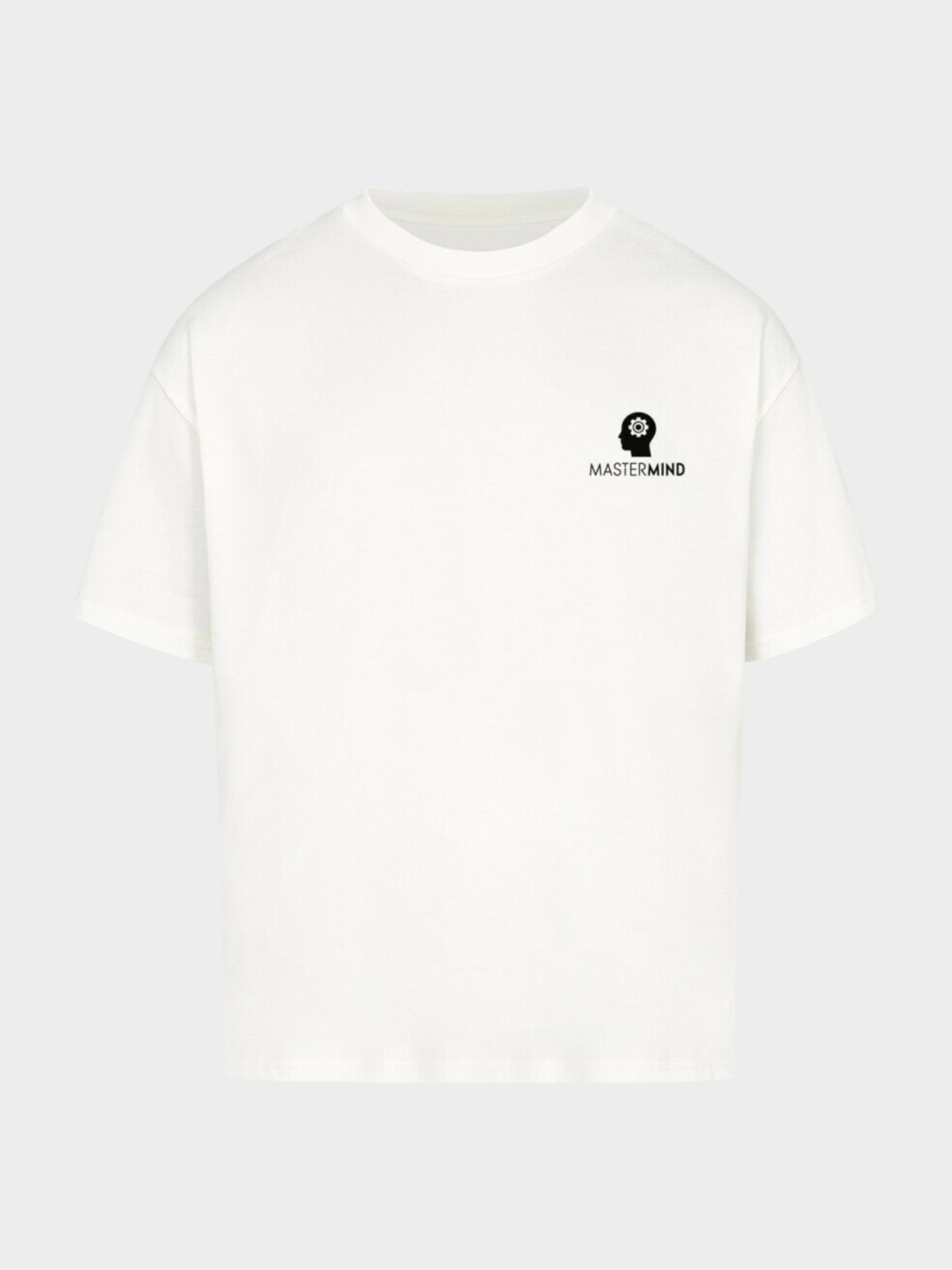 Oversized T-Shirt in Weiß, Frontansicht, minimalistisches Design. Links auf der Brust ein schwarzes Logo: Kopf-Silhouette mit Zahnrad im Inneren, darunter der Schriftzug „Mastermind“. Schlichtes Streetwear-Design mit Fokus auf Statement-Details.