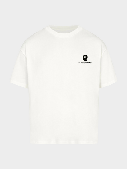 Oversized T-Shirt in Weiß, Frontansicht, minimalistisches Design. Links auf der Brust ein schwarzes Logo: Kopf-Silhouette mit Zahnrad im Inneren, darunter der Schriftzug „Mastermind“. Schlichtes Streetwear-Design mit Fokus auf Statement-Details.