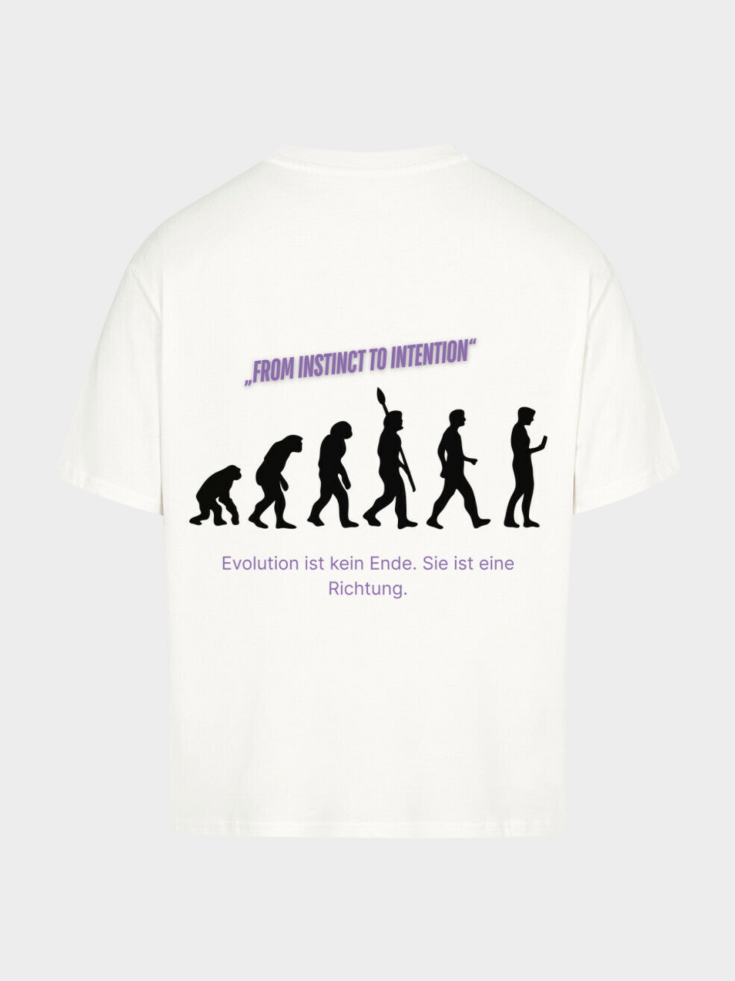 Oversized T-Shirt in Weiß mit großem Rückenprint. Schwarze Evolution-Silhouetten vom Affen bis zum modernen Menschen, darüber violetter Schriftzug „FROM INSTINCT TO INTENTION“. Darunter in Deutsch: „Evolution ist kein Ende. Sie ist eine Richtung.“ Modernes Streetwear-Design mit philosophischer Botschaft.